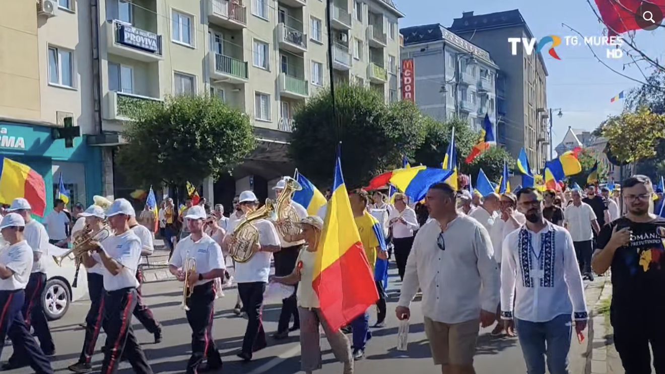Sute de oameni au participat la Marșul Tricolorului, organizat la Târgu Mureș de extemiștii de la AUR