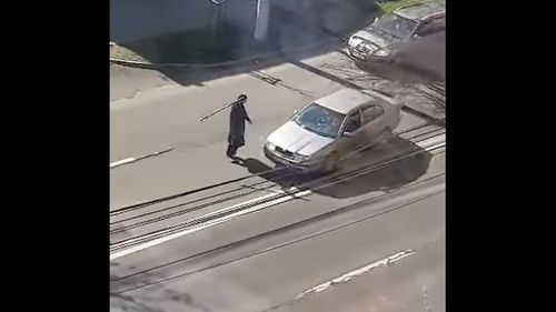 VIDEO Baia Mare: Tânăr care distrugea cu bâta şi cu toporul maşini aflate în trafic, reţinut de poliţişti