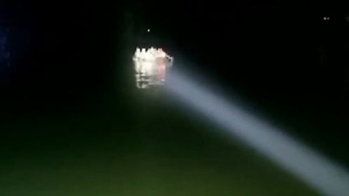 VIDEO Poliţiştii de frontieră au salvat din apele Dunării 22 de migranţi din Irak şi India / Barca era supraîncărcată, în derivă și naviga pe întuneric, migranții au fost duși înapoi pe malul sârbesc