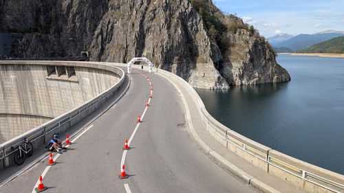 Exerciţiu la lacul de acumulare Vidraru / Urmează o deversare controlată / Se verifică modul în care albia râului Argeş poate prelua apele evacuate