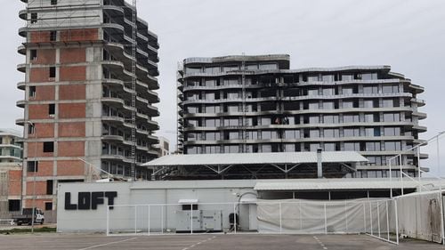 VIDEO Pompierii nu au putut interveni frontal la un incendiu din Mamaia din cauza construcțiilor haotice și a lipsei de spațiu/ City managerul Constanței: Sunt multe astfel de situații în oraș