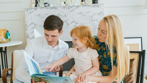 Academia Americană de Pediatrie: Cititul împreună, început din copilărie, este promovat ca o practică parentală pozitivă, cu beneficii pe termen lung