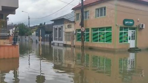 VIDEO Mai multe cartiere ale oraşului Galaţi, inundate în urma ploilor abundente