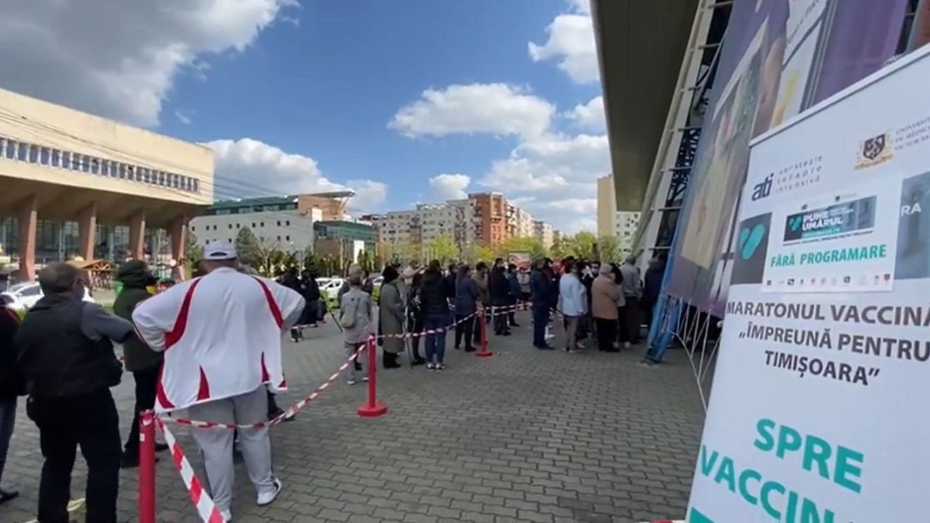 Coadă la deschiderea Maratonului Vaccinării de la Timișoara. Imunizări doar cu buletinul, non-stop, până luni