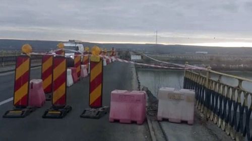 S-a prăbușit o porțiune dintr-un pod peste Olt / Podul face legătura între localitățile Drăgășani și comună Poganu și este parte a Drumului Național Târgu Jiu-Pitești / A fost construit acum 120 de ani și ultima reabilitare s-a făcut în urmă cu 60 de ani