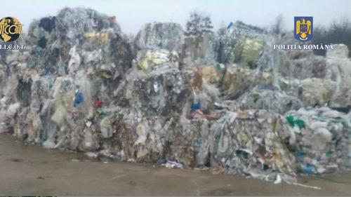 Peste 115 de tone de deşeuri, oprite la intrarea în ţară în vămile Borş II şi Nădlac II, în doar opt zile / Mobilier, plastic, cauciuc, haine și veselă