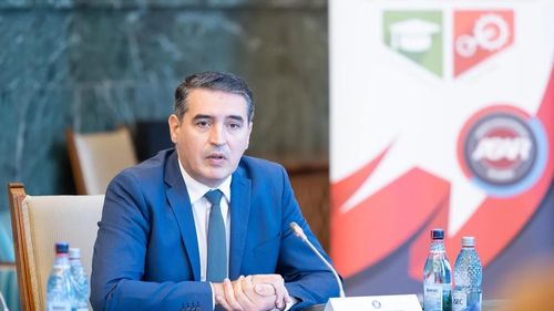 Scandalul schimbării numelui Liceului Vulcănescu: secretarul de stat PSD Florian Lixandru a intervenit la directoarea școlii ca aceasta să-i permită accesul în liceu senatoarei ex-AUR Diana Șoșoacă, pe motiv că este demnitar