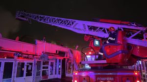 VIDEO Incendiu major în Piața Matache: 14 autospeciale intervin să stingă focul / A fost emis mesaj RO-Alert pentru ca populația să evite zona