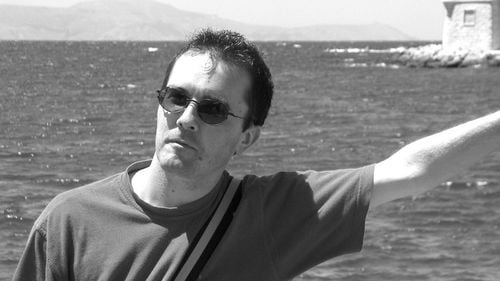 Tatăl unei eleve franceze este judecat pentru că a răspândit minciuni care au dus la decapitarea unui profesor de către un terorist Islamist