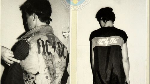 CNSAS publică fotografii cu tineri reținuți în anii 1980 pentru că purtau haine inscripționate cu numele unor formații: „Să nu uităm nicicând să preţuim libertatea!”