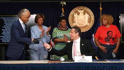 Guvernatorul de New York, lăudat ca "erou al pandemiei," acuzat că a ascuns numărul real al deceselor din azilele de bătrâni / Omologul său din Califonia, la un pas de revocare