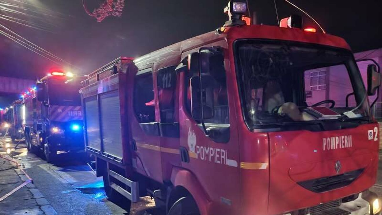 Giurgiu: Incendiu în vecinătatea unui centru pentru îngrijirea vârstnicilor / O femeie de 91 de ani a fost transportată la spital, iar alte 27 de persoane au fost evacuate