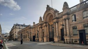 Macron reunește liderii partidelor politice pentru a discuta despre „amenințarea rusă” și apărarea europeană / Premierul Bayrou: „Niciodată din 1945 riscul de război în Europa nu a fost atât de ridicat”