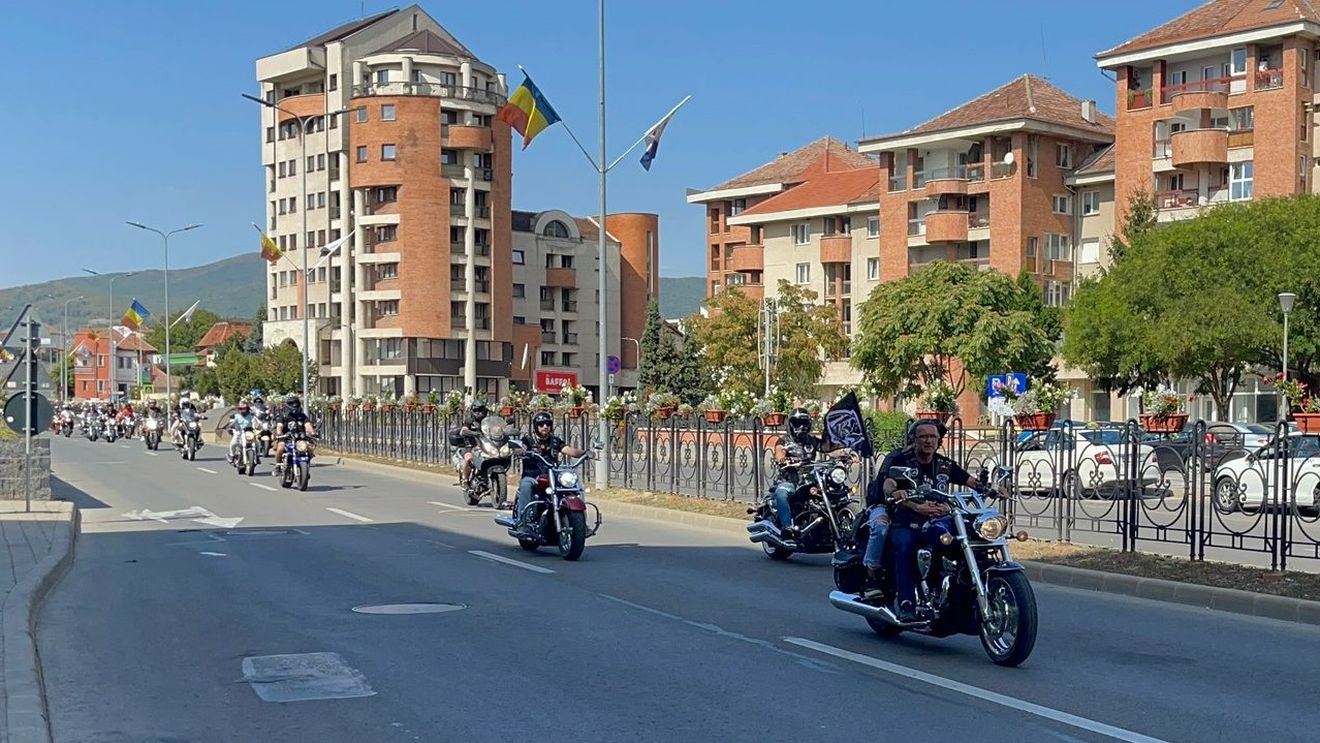 VIDEO Motociclist în România: Când ești pe două roți și ”conservarul” îți face loc, în spatele volanului e un motociclist / Mărturie dură: Cum erau tratate femeile pe motor, în trecut