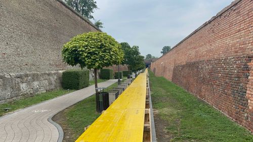 VIDEO: Alba Iulia încearcă să omologheze un record mondial, în weekend. Peste 10.000 de oameni vor mânca la ”masa care unește”, amplasată în șanțurile cetății Alba Carolina, pe o lungime de 2,7 kilometri