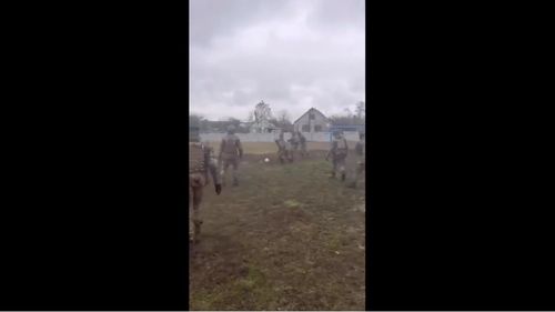 VIDEO Soldați ucraineni joacă fotbal pe câmpul de luptă