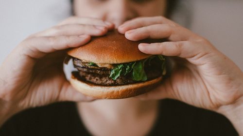 Un burger cu 9 euro? Pe litoralul bulgăresc “te privesc ca pe un portofel”