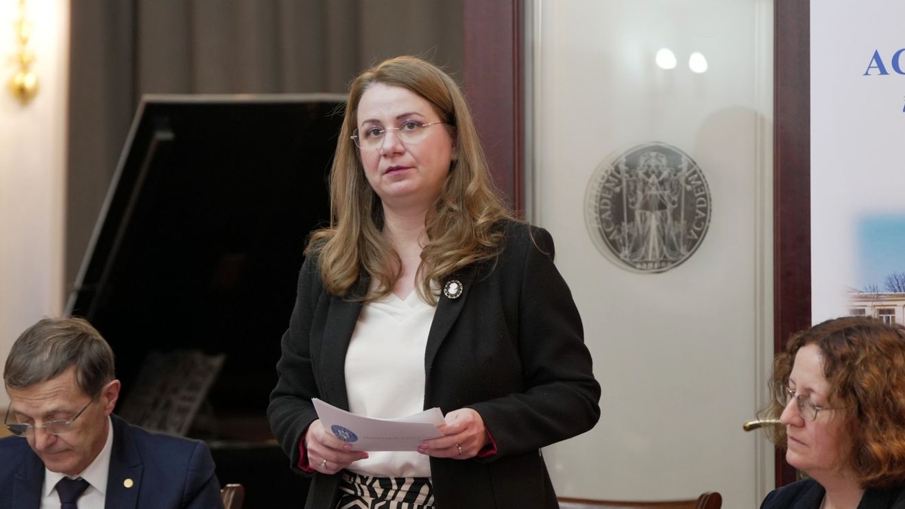 Îndemn pentru profesori să folosească noul Îndreptar ortografic, din partea ministrei Educației. Deca anunță discuții pentru o hotărâre prin care Ministerul să cumpere cartea pentru fiecare școală