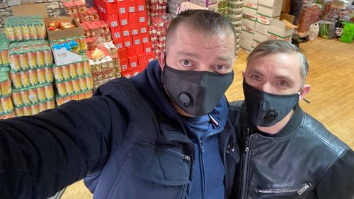 VIDEO Românii din Luton s-au mobilizat pentru a-i ajuta pe cei care au rămas fără venituri: mii de pachete cu alimente, împărțite nevoiașilor