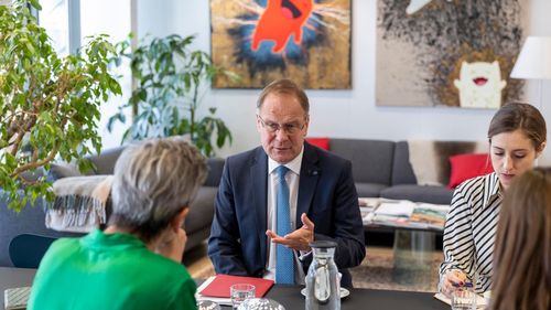 Ungaria încearcă să ajungă la un acord cu Comisia Europeană pentru a debloca fondurile care-i revin din planul de redresare și reziliență. Discuții privind numirile în CA-urile fundațiilor controlate de partidul premierului Orban / Ministrul Dezvoltării, Tibor Navracsics: Încercăm să scurtăm negocierile