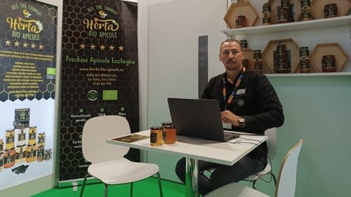 Fermier cu valoare adăugată: Un fost director executiv, cu 78 de oameni în subordine, a devenit apicultor / Produce miere bio în propria mini fabrică și reprezintă România la evenimente internaționale de top