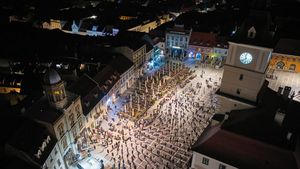 Imagini impresionante de la slujba de Înviere din centrul Brașovului: geometria credinței în Piața Sfatului