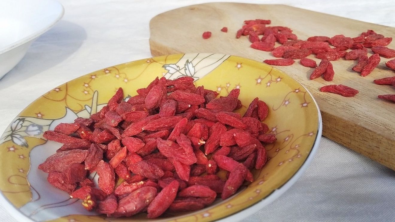 Doi juriști brașoveni au renunțat la carieră pentru a crește goji / ”Avem și propriul nostru soi. Poate fi consumat proaspăt, imediat după ce a fost cules. Sau se pot face gemuri și dulcețuri”