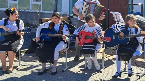 „School of Rock” într-o comună din Sibiu / Muzica a transformat o școală percepută de elevi ca „pușcărie” într-un loc fără violență / Profesoară: „Copiii au acum un scop”