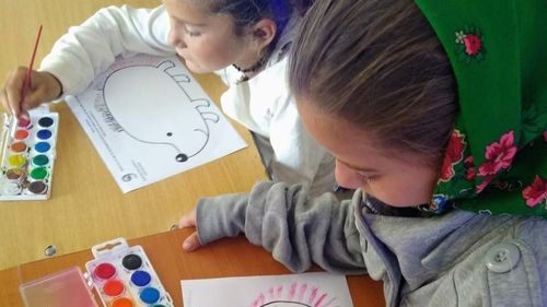 De ziua internațională a romilor, poveștile copiilor din Pirita, cea mai săracă dintre comunitățile de romi din Baia Mare: Marinela, fetița care merge la școală doar în jumătate din zile pentru că trebuie să își îngrijească frățiorul bolnav   