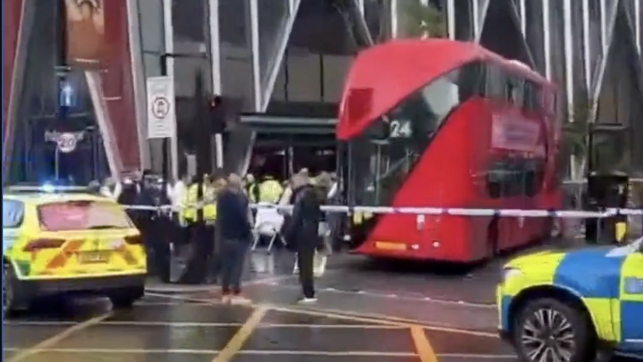 Mai multe persoane au fost rănite după ce un autobuz a lovit pietoni pe Victoria Street, în centrul Londrei