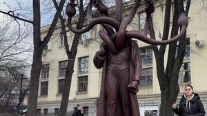 Anchetă a poliției după ce o statuie din centrul Iaşiului a fost lovită de o  femeie / E supărată că ar reprezenta nişte şerpi şi cere să fie dărâmată / ”Nu am putut să adorm azi-noapte”