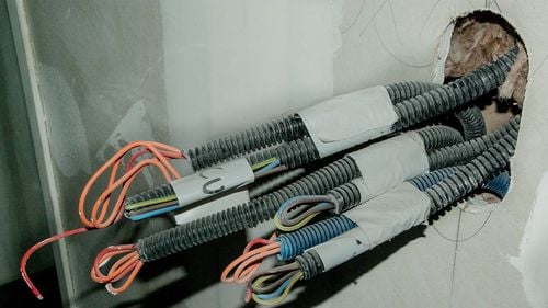 Reţeaua de telefonie fixă a Spitalului Judeţean Brăila, afectată de furtul unui cablu de telecomunicaţii. Au fost distribuite telefoane mobile pe mai multe secții / Poliția face cercetări