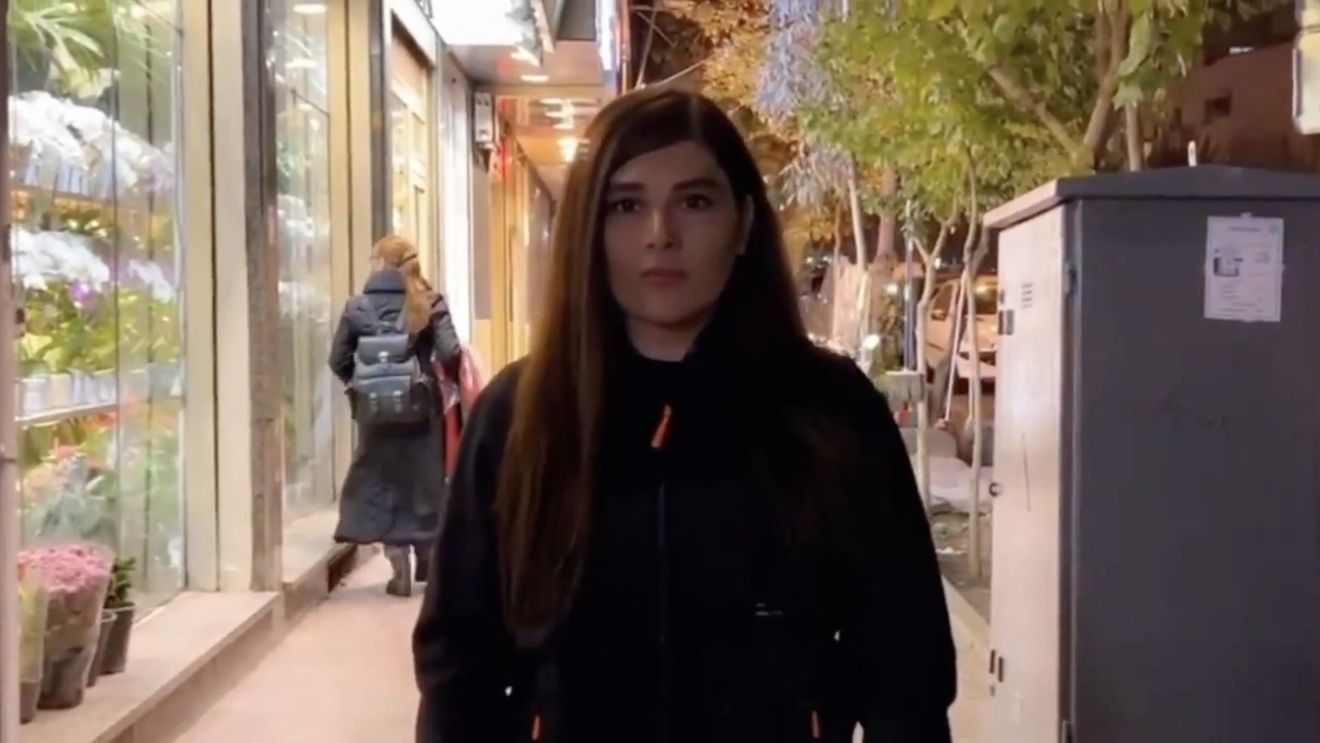 Iran: Actriţa Hengameh Ghaziani a fost arestată pentru că şi-a scos vălul islamic în public