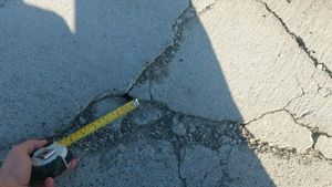 FOTO La un an după ce a fost construită cu bani din controversatul PNDL, o stradă dintr-o localitate dâmbovițeană are acostamentul crăpat şi şanţurile pline cu apă băltită