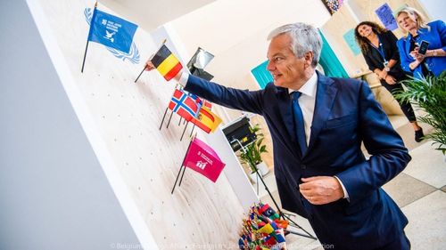 Comisarii europeni pentru Justiție și Afaceri Interne îl avertizează pe Viktor Orban că închiderea granițelor Ungariei pentru toate statele UE, cu excepția Grupului Vișegrad, încalcă libera circulație în UE