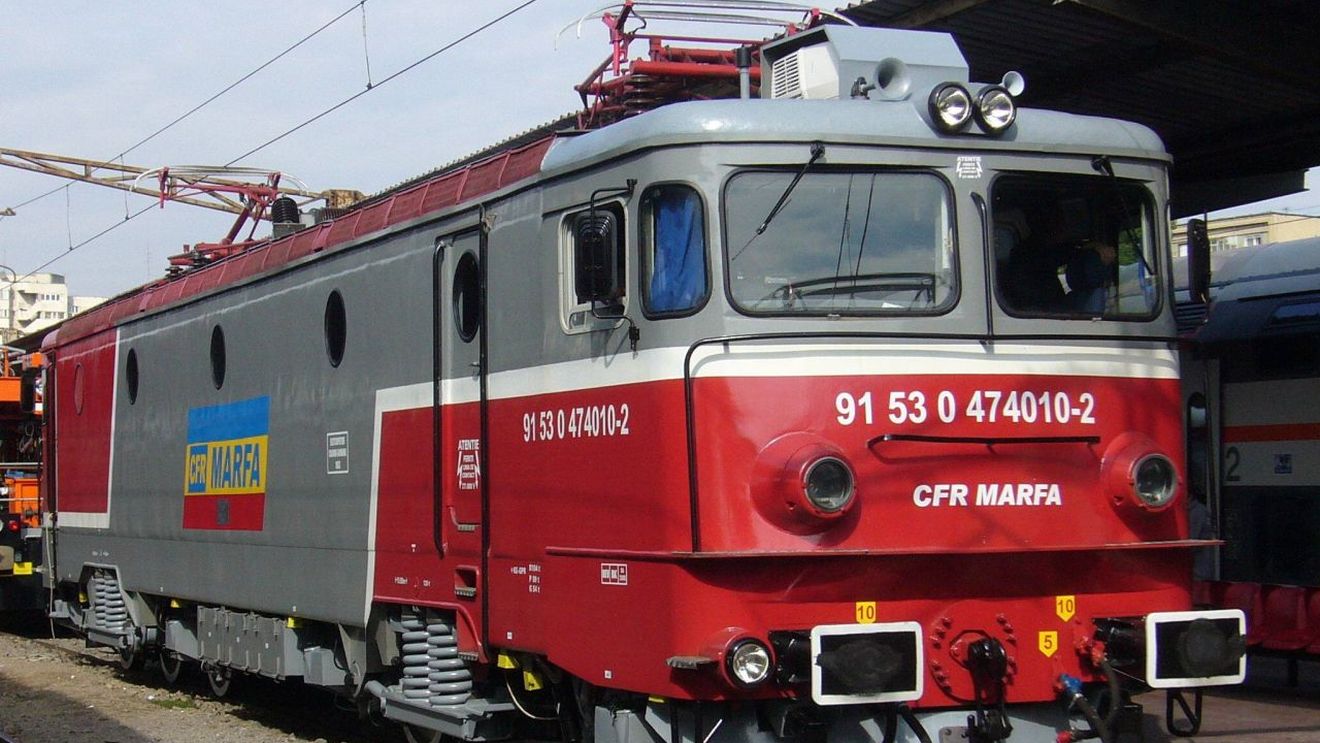 Sălaj: Autoturism lovit de un tren marfar / O persoană rănită