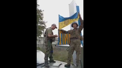 VIDEO Forțele ucrainene au arborat steagul Ucrainei pe semnul de intrare în orașul Lyman, unde sunt încercuiți aproximativ 5.000 de soldați ruși