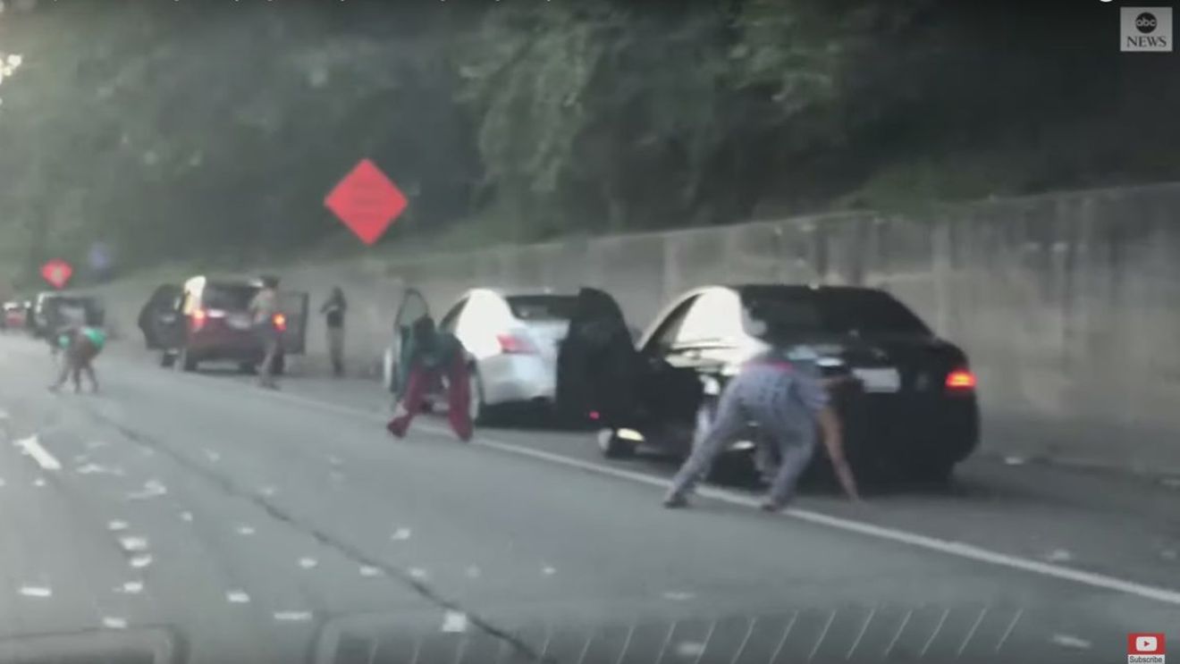 VIDEO "Ploaie de bancnote" pe o autostradă din Atlanta, SUA, după ce uşa unui camion blindat s-a deschis
