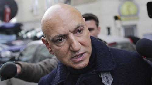 Lucian Duță, fostul șef PDL al Casei de Sănătate, condamnat definitiv la 6 ani cu executare pentru că a luat mită pentru implementarea cardului de sănătate. El s-a predat la poliție