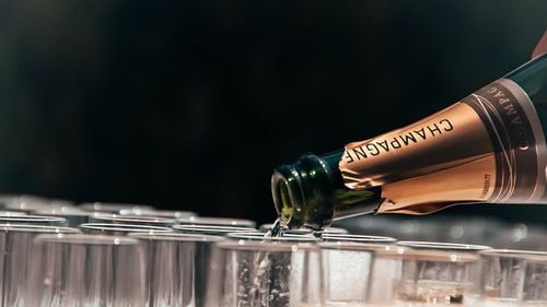 Vânzările de șampanie scad la nivel mondial pentru că oamenii nu mai vor să sărbătorească