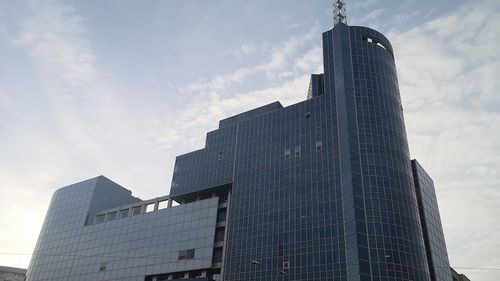 Încă o inițiativă controversată la Camera de Comerț și Industrie a României. Mandat fără limită pentru președinte și vicepreședinți. Toate camerele bilaterale de comerț din România vor fi subordonate CCIR și vor trebui să raporteze activitatea, altfel riscă dizolvarea / AmCham: Demersul denaturează și îngrădește mediul asociativ din România