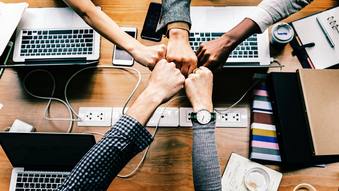 O platformă pentru startup-uri lansează o iniţiativă de crowdfunding: 10 antreprenori români îşi vor lansa şi finanţa afacerile simultan