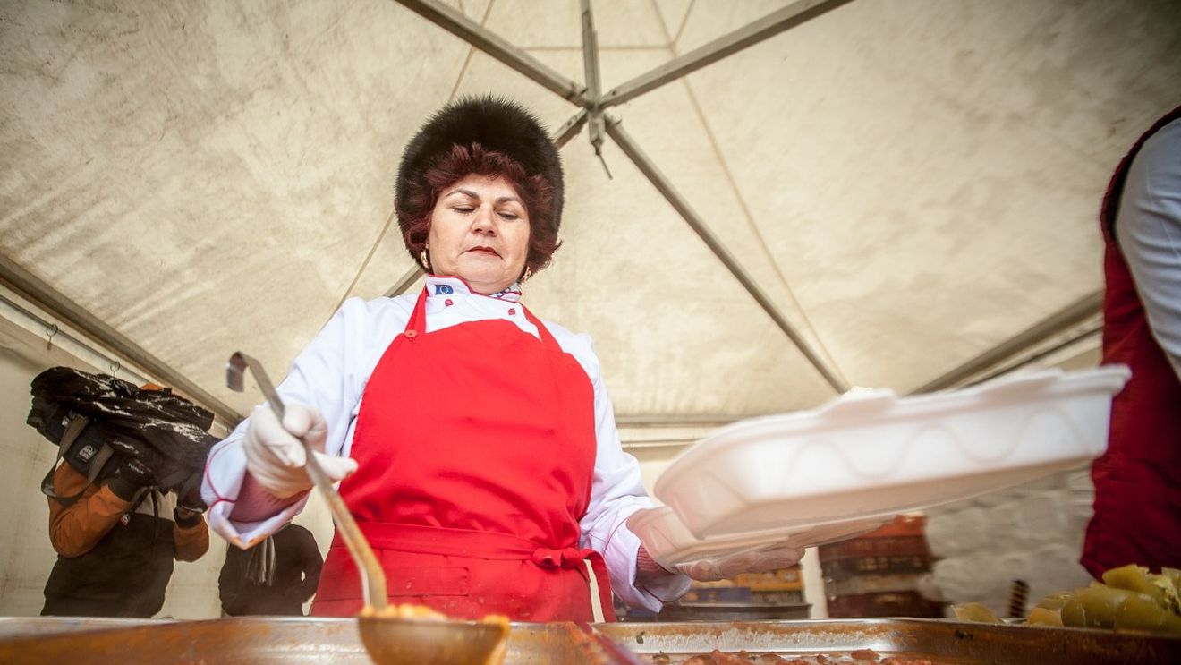 Masă populară de 1 Decembrie la Alba Iulia: 7.000 de porţii de fasole cu cârnaţi, pregătite pentru participanți
