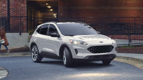 Autorităţile din SUA investighează SUV-urile Ford Escape care au probleme cu uşile din faţă: riscă să se deschidă în timpul mersului