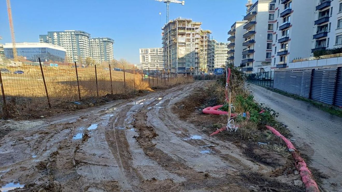 Imagini de Ev Mediu: Multe din străzile Capitalei şi din Ilfov sunt pline de noroi şi pietriş din cauza şantierelor care nu respectă legea. Specialiştii atrag atenţia asupra poluării şi a siguranţei în trafic