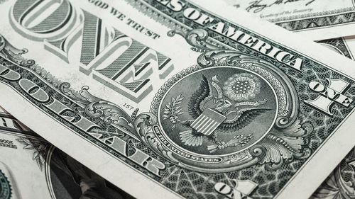 Dolarul scade la minimul ultimului an față de euro