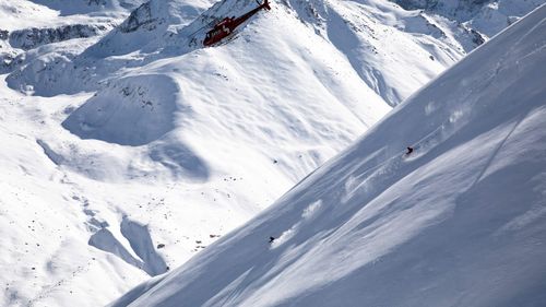 Cinci schiori au fost găsiți morți pe un munte de la granița între Elveția și Italia/ Al şaselea este în continuare căutat