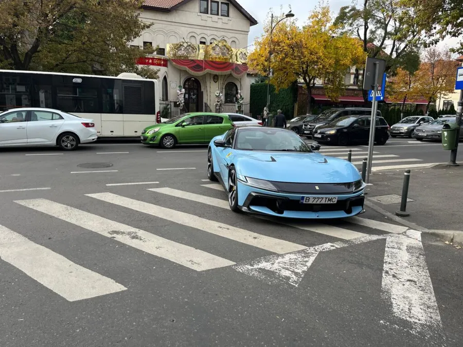 Ferrari oprit pe trecerea de pietoni
