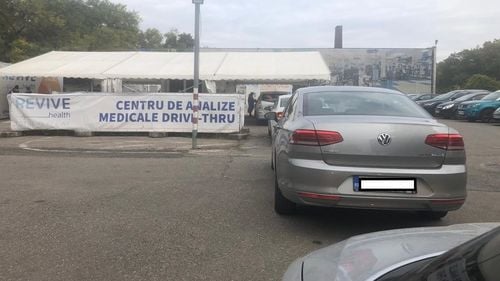 Coadă la un centru drive thru de testare pentru COVID din Pipera