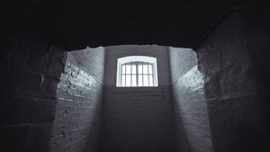 Un român a evadat dintr-o închisoare din Italia / A reușit să fugă alături de un marocan, în timp ce un al treilea prizonier a fost prins / Deținuții au reușit să scape coborând pe cearșafuri din celulă